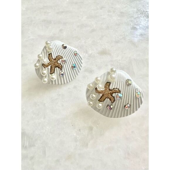 White clamshell stud earrings with gold starfish, iridescent rhinestone - Picture 2 of 5